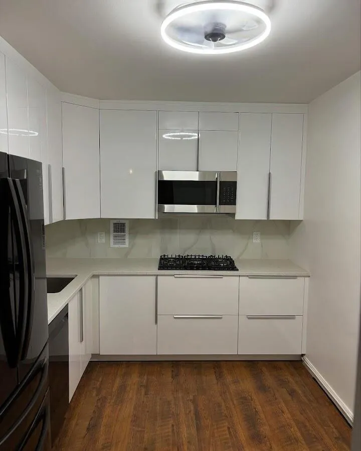 Renovated kitchen with quartz countertops in Sweetwater